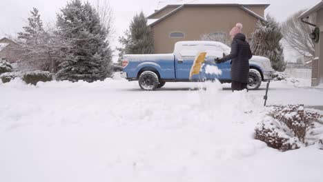 Señor-Mujer-Paleando-Nieve-Después-De-Una-Tormenta