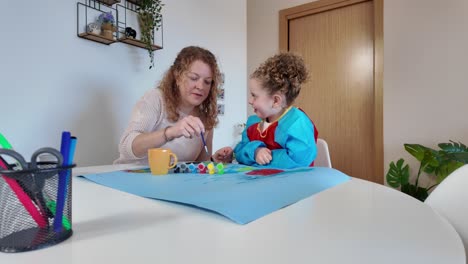 madre e hija pintando juntas