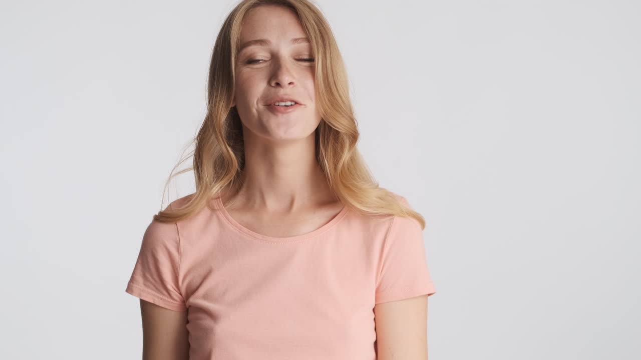 una mujer caucásica mostrando un buen gesto en la cámara.