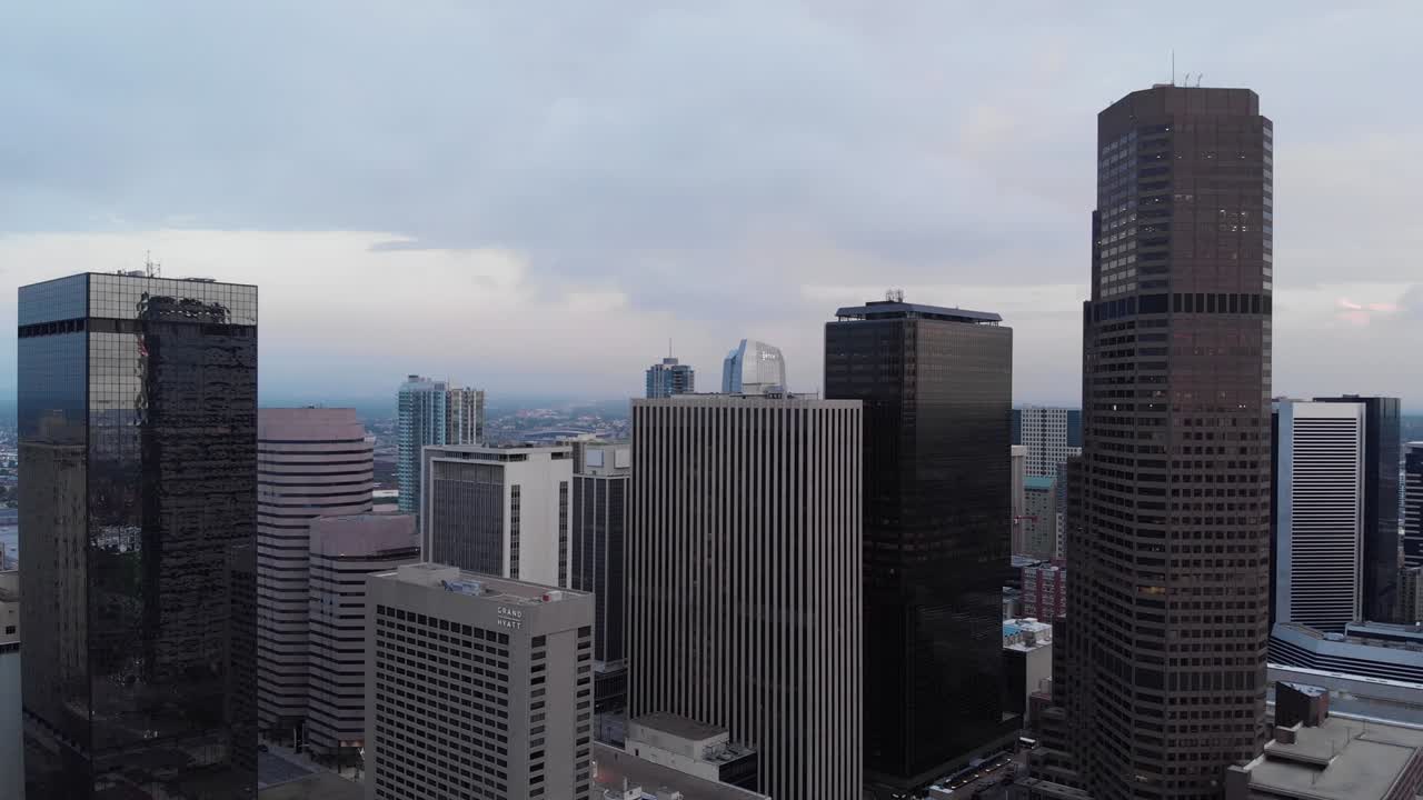 panorámica aérea sobre el centro de denver justo después del amanecer