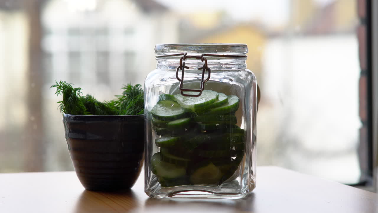 매리네이드 요리를 위해 신선한 야채로 유리병 채우기