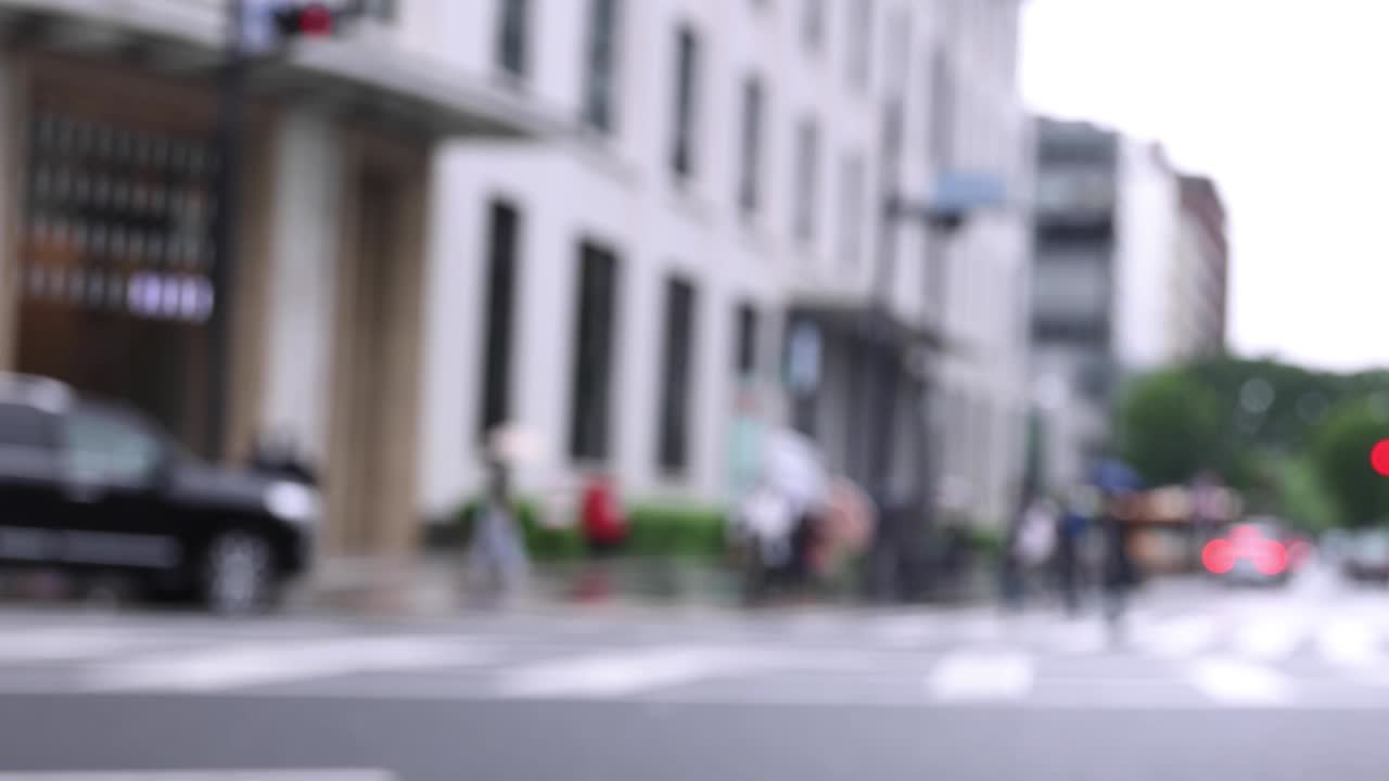 마룬우치 도쿄의 비가 오는 날 거리에서 는 사람들