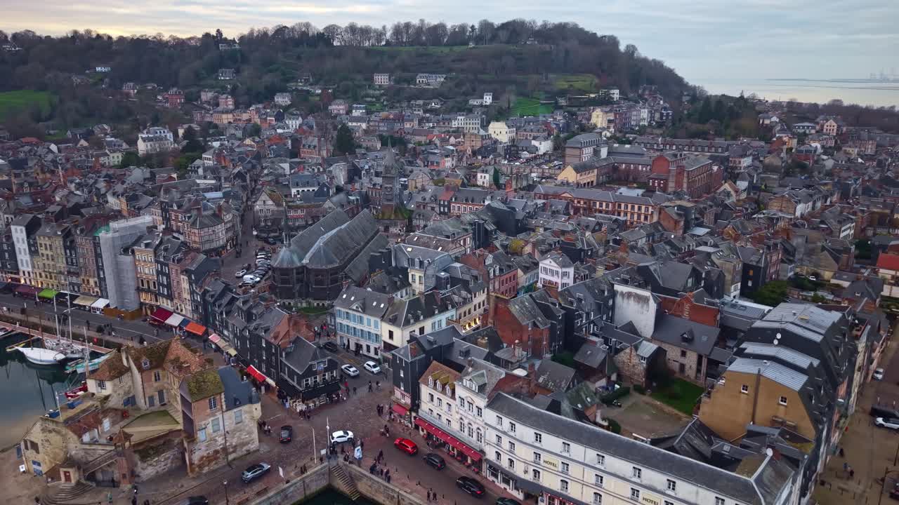Vista da drone della storica chiesa in legno di Santa Caterina e del centro storico circostante a Honfleur, Francia. Avanzamento aereo.