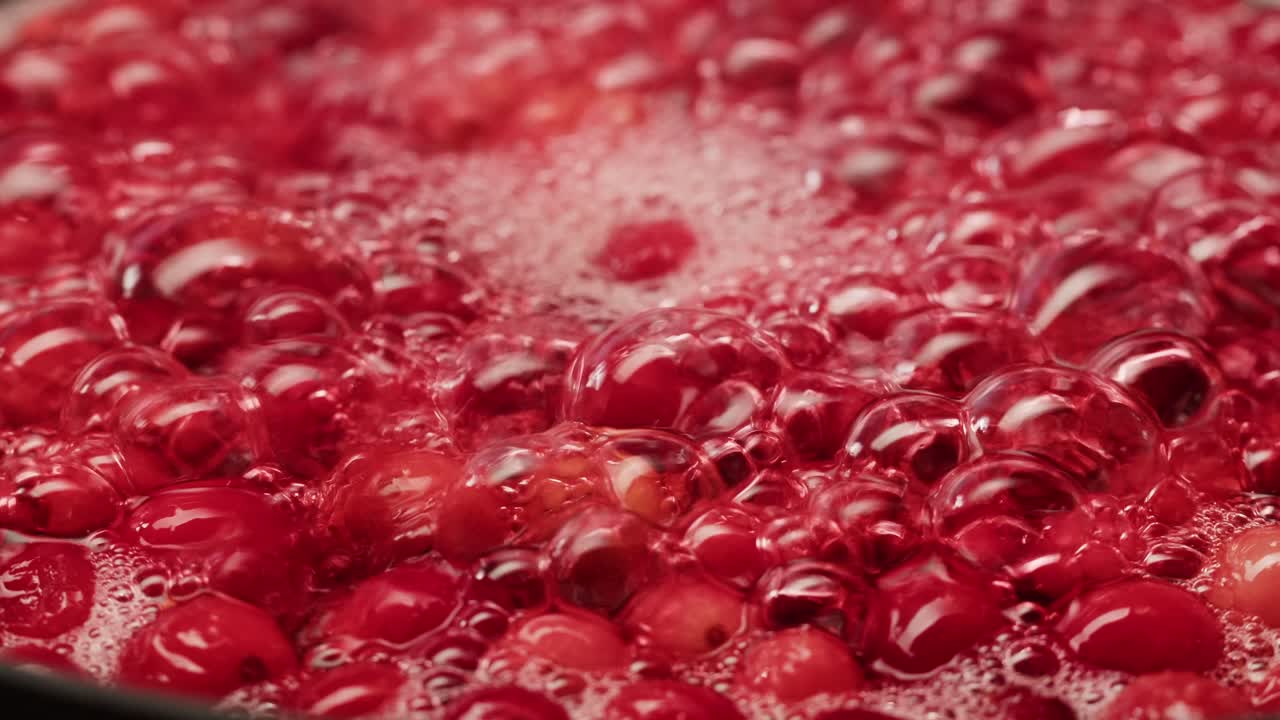 los arándanos congelados cocinando para el té o la mermelada, el fondo de cerca de las bayas de arándanos en la cocina, el chef haciendo pastel de postre saludable.