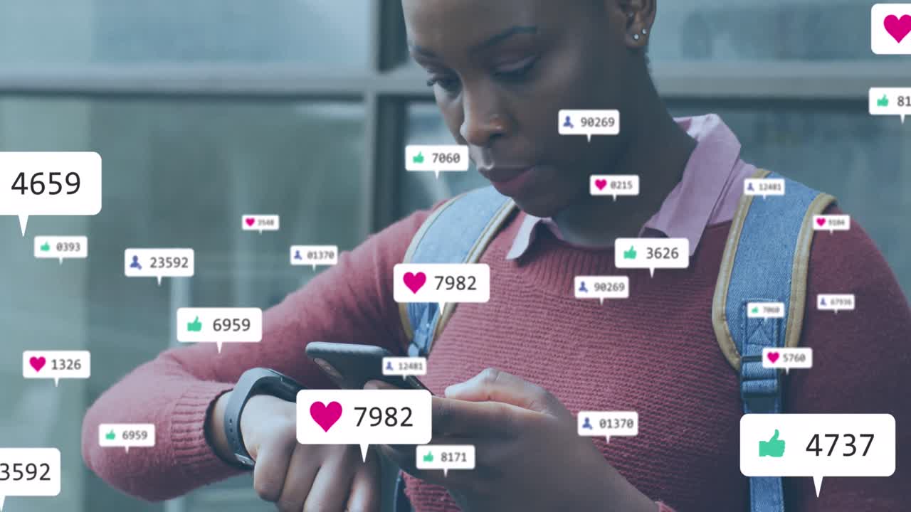 animación de iconos de las redes sociales con un número creciente de mujeres afroamericanas que usan teléfonos inteligentes