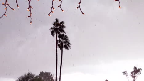 tormenta tropical en tiempo de navidad con luces de cadena y granizo