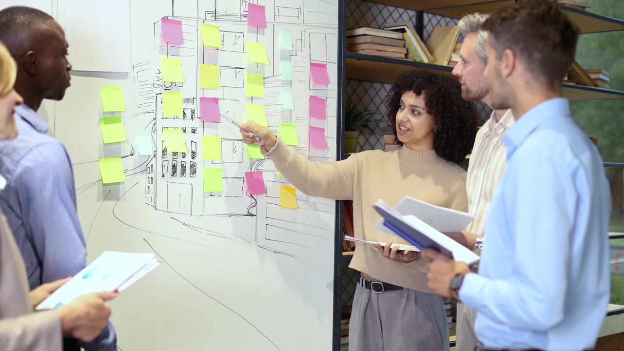 Jovem mulher liderando reunião de negócios com post-its no quadro branco