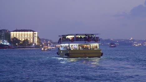 Ferries-Y-Barcos-En-El-Bósforo-Por-La-Noche.