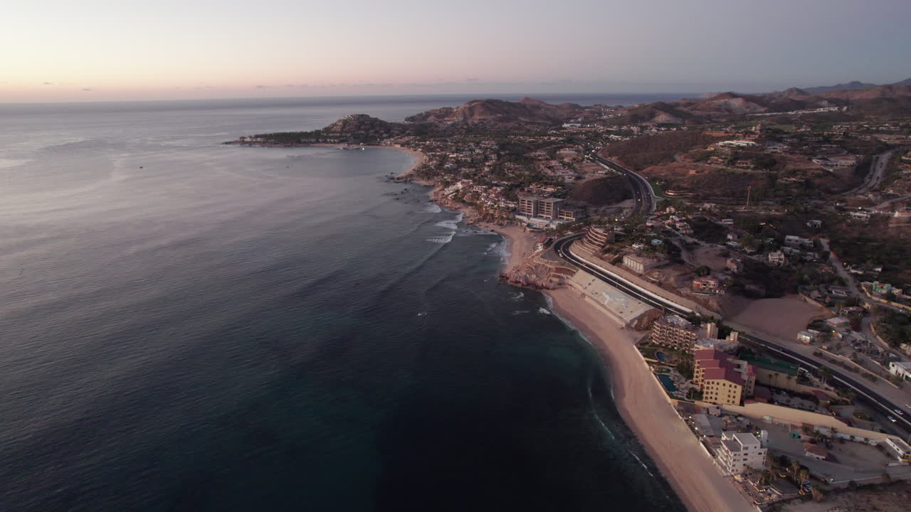 línea costera con la carretera de los cabos, méxico lleno de resorts y hoteles