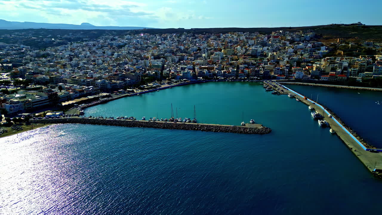 크레타 해안 에 있는 시티아 항구 와 도시 의 공중 사진