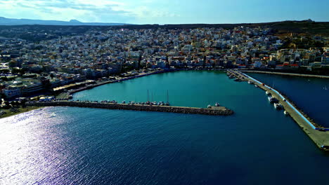 vista aérea del puerto de sitia y la ciudad en la costa de creta