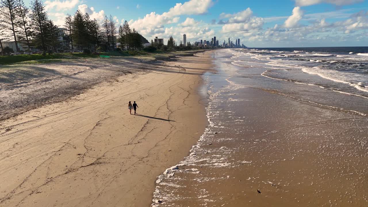 Luftaufnahme vom Gold Coast Strand, die Erosion und Wellen unter klarem Himmel zeigt. Erfasst Küstenlandschaft und menschliche Aktivitäten.