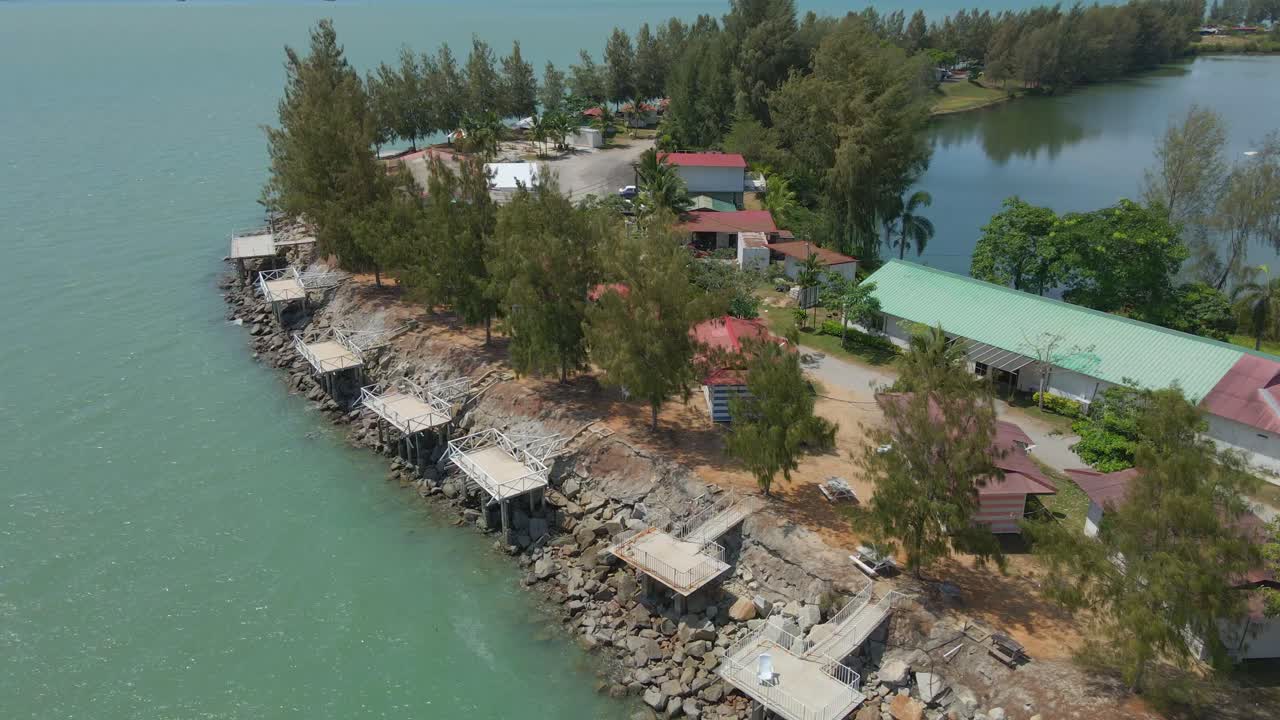 Góc nhìn từ drone về những địa điểm nổi tiếng trên mặt nước, đảo Marina, Malaysia.