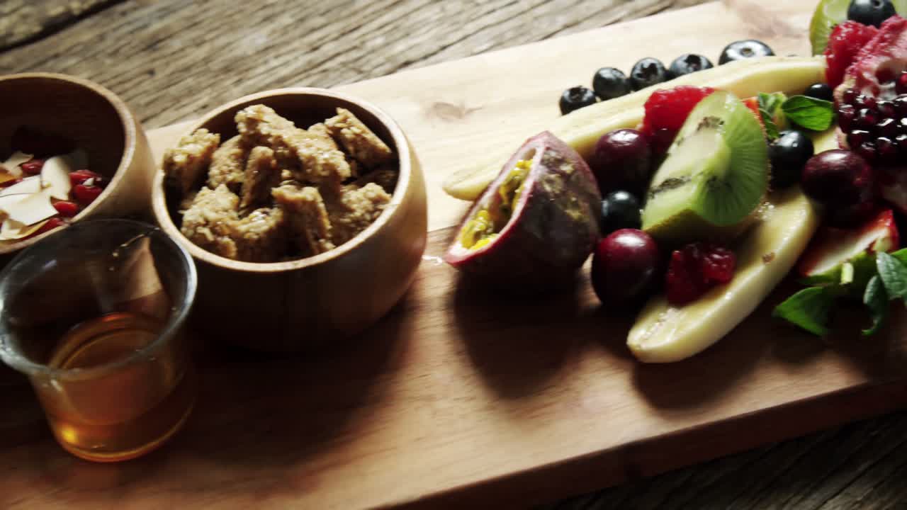 rebanada de varias frutas en la bandeja 4k