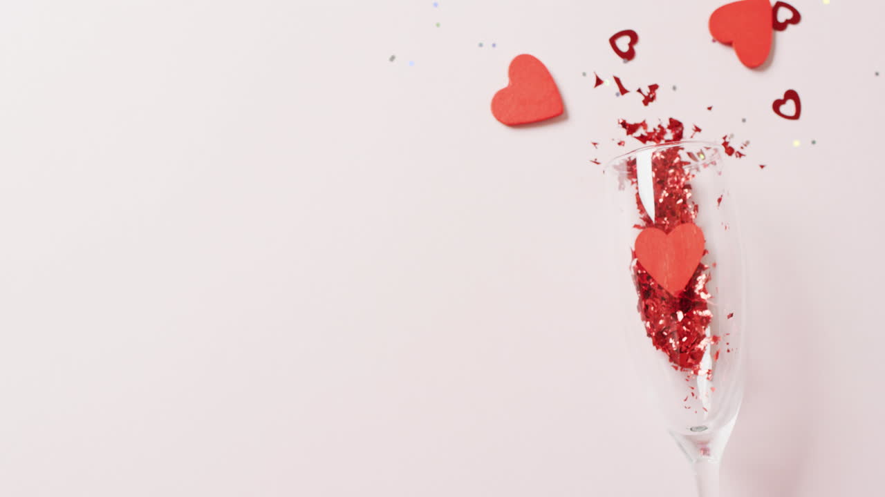 ⁇ 페인 잔이  ⁇ 은 심장 모양을 흘리는 비디오,  ⁇  배경에 복사 공간이 있습니다.