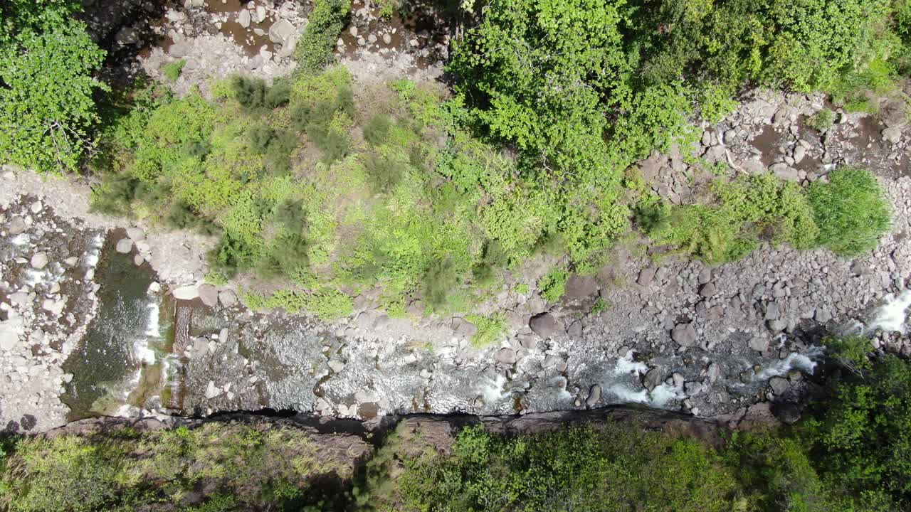 vista aérea de pájaro del arroyo 'iao en maui