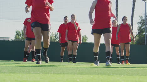 Frauenfußballmannschaft-Wärmt-Sich-Während-Des-Trainings-Vor-Dem-Spiel-Auf