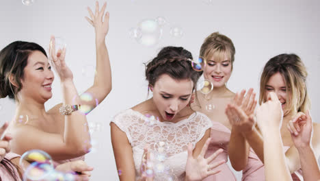 Schöne-Brautjungfern-Tanzen-Blasen-In-Zeitlupe,-Hochzeitsfotoautomatenserie