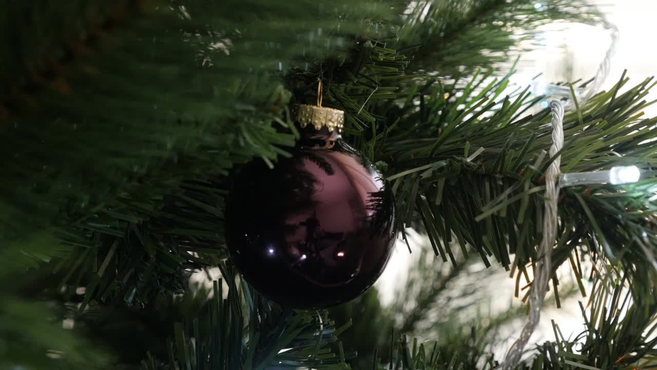 árbol de navidad brillante bronce color bauble 4k 2160p 30fps imágenes ultrahd - primer plano de la noche de año nuevo adorno de vidrio redondo 3840x2160 video uhd