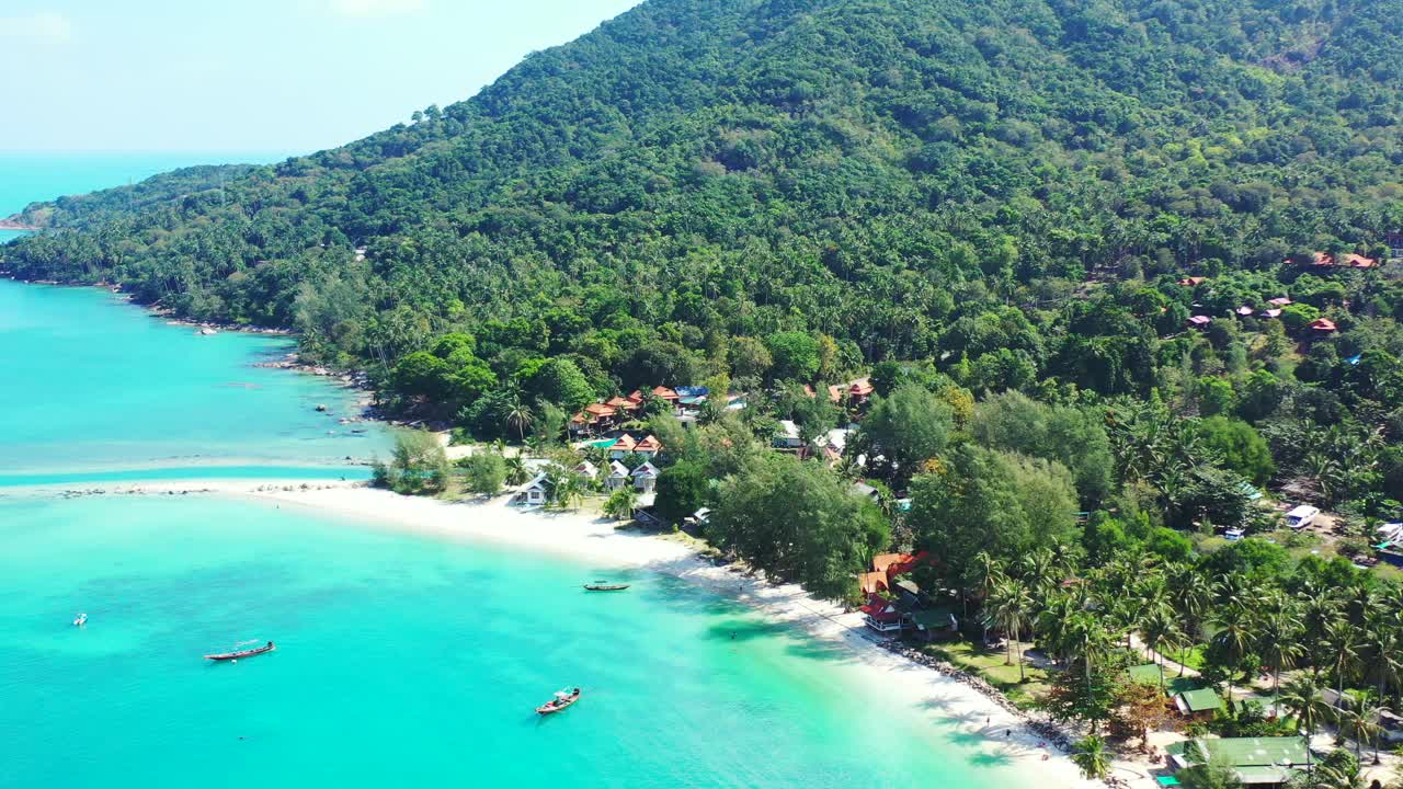 Panorama aéreo de isla tropical con playa de arena blanca y palmeras