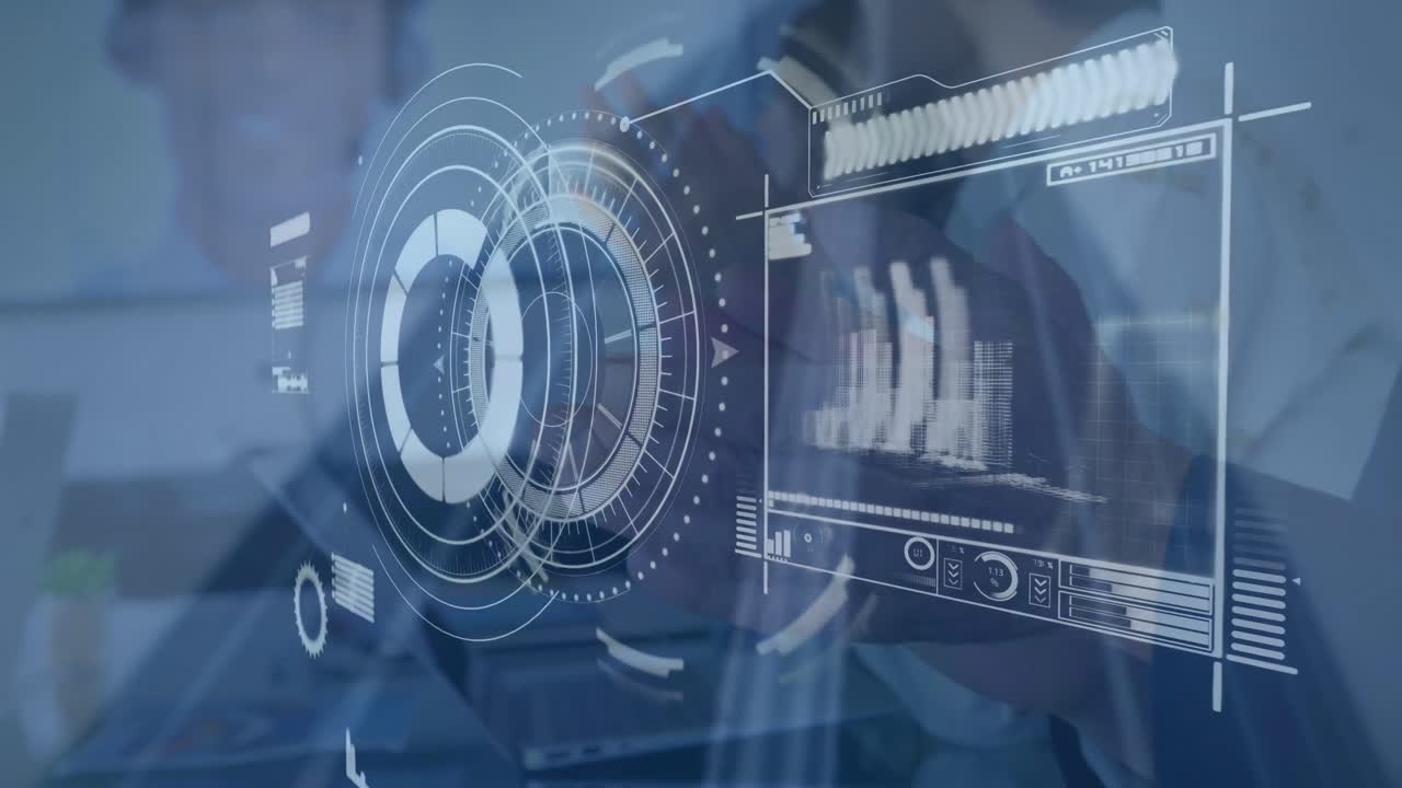 animación de diversos datos en pantalla digital sobre las manos de los empresarios que aplauden las manos