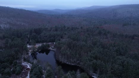video de drones aéreos lapso de tiempo de anochecer de una hermosa noche nevada y nublada con nubes bajas en las montañas apalaches durante el invierno