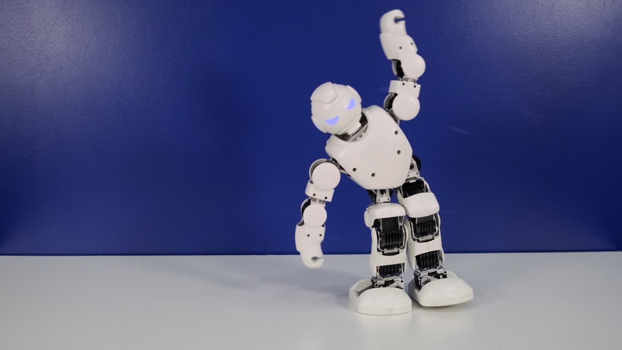 robot articolato bianco su una superficie bianca