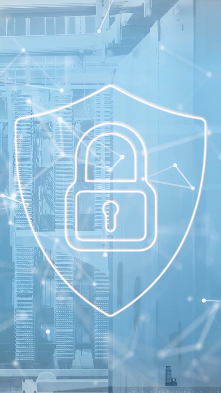 Lucchetto a scudo con simbolo play centrato sui server, particelle che fluttuano e linee che pulsano, cybersicurezza.