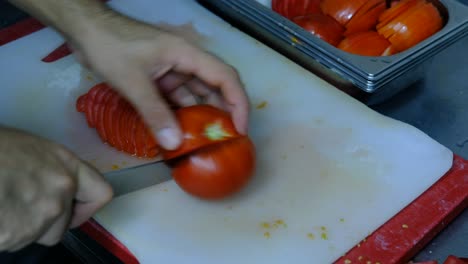 절단 된 토마토 를 요리 하는 것