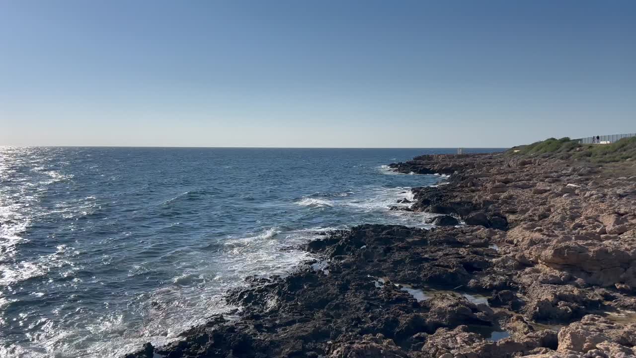 océano relajante con olas en la playa, chipre