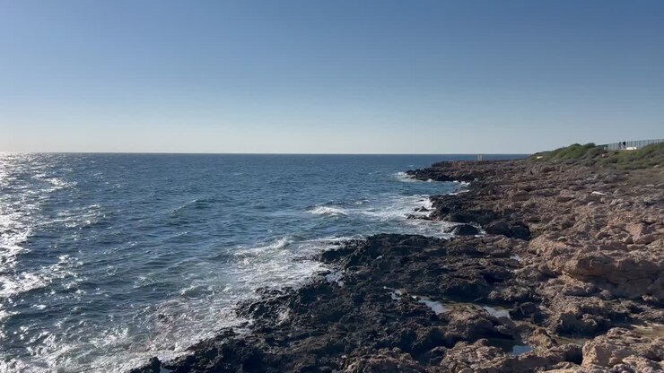 Oceano rilassante con onde sulla spiaggia, Cipro