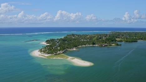 Vista-Aérea-De-La-Isla-Mauricio,-Península-Escénica-Y-Banco-De-Arena-Con-Horizonte-Del-Océano-índico,-Disparo-De-Drones