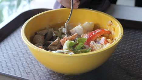 una deliciosa ensalada mixta en un cuenco amarillo