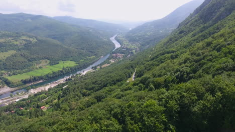 un vuelo de drones sobre una vista panorámica más pintoresca con enormes montañas y un río y un valle