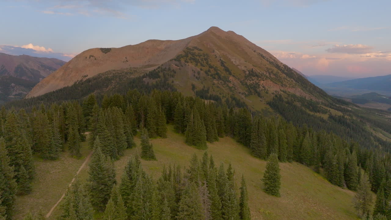 antena sobre árboles y senderos para caminatas y hacia un pico de montaña en colorado
