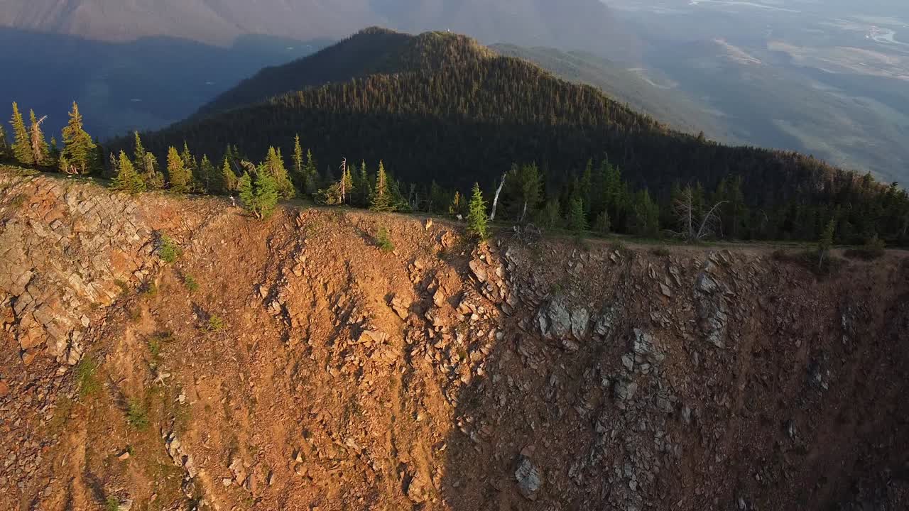 puesta de sol orbitando alrededor de la cresta en las montañas rocosas del sur, parte 1