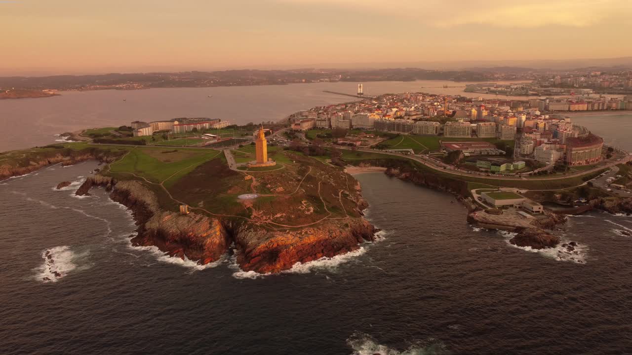 vista aérea al atardecer del puerto de la ciudad de la coruña antiguo faro romano y zona urbana