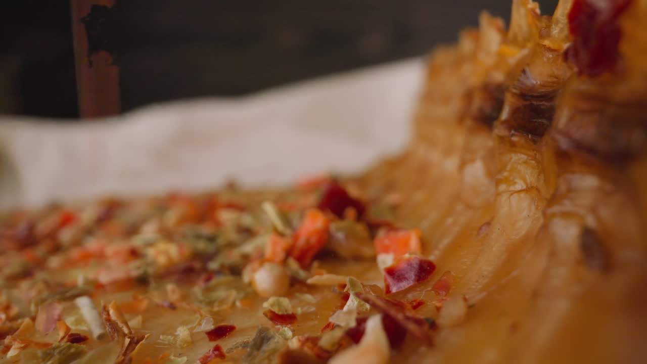 los condimentos caen sobre el trozo de trucha ahumada en el pergamino