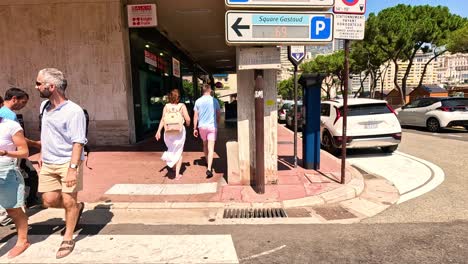 personas cruzando una calle en monte carlo