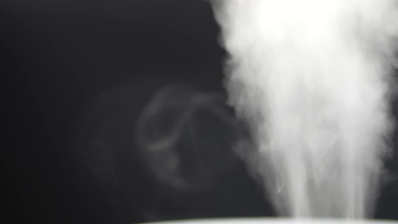 초음파 수분기의  증기 - 공기 수분을 위해 디푸저에서 증기의 흐름 - 집에서 습도를 위해 연기의 끝없는 비디오 루프 - 수분제 및 공기 정제기 - 흡입기에서 분산된 안개