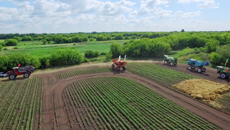 Maquinaria-Agrícola-Preparándose-Para-El-Riego-En-El-Campo-Agrícola.