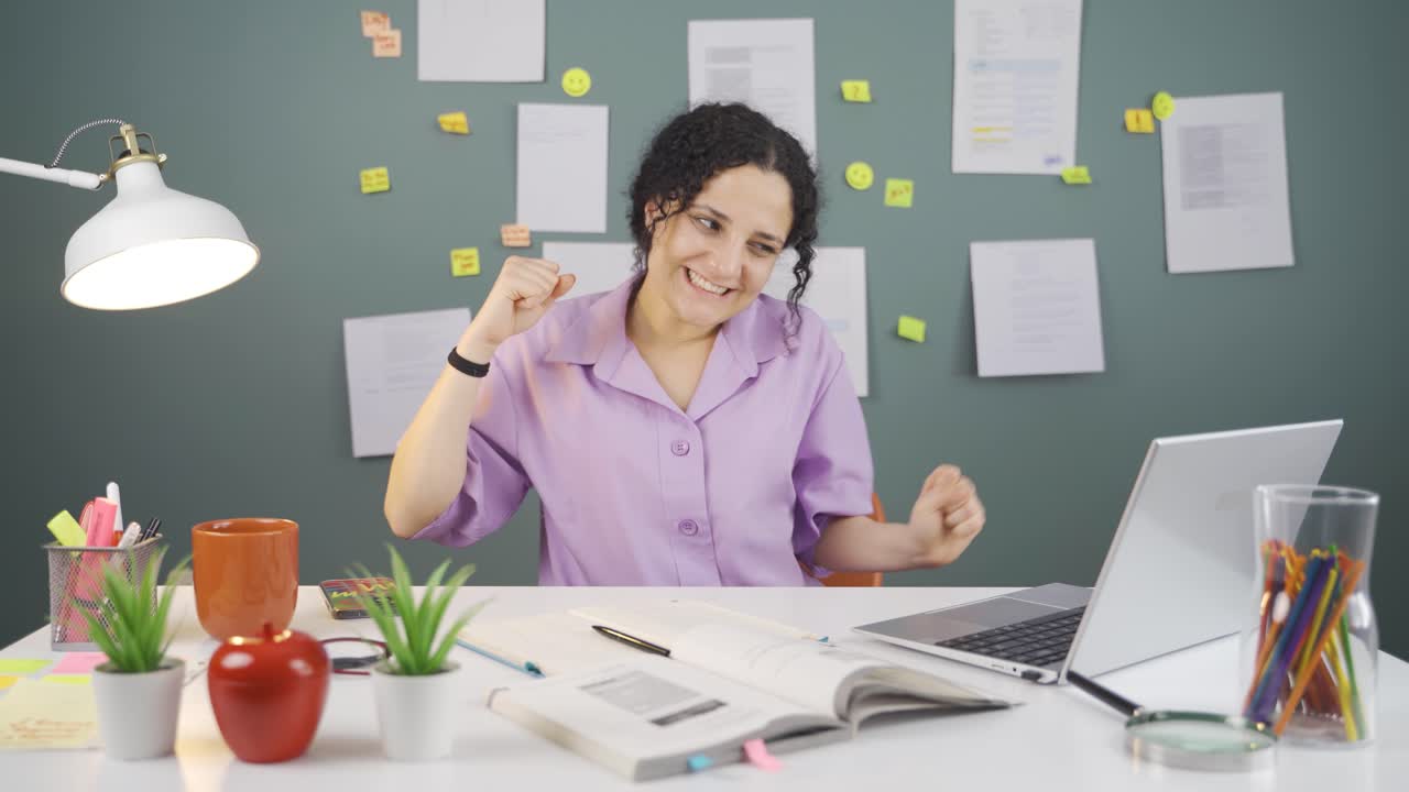 la estudiante exitosa está feliz y llena de alegría.