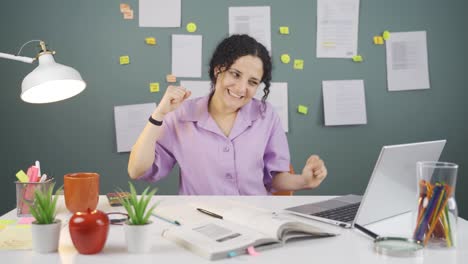 la estudiante exitosa está feliz y llena de alegría.