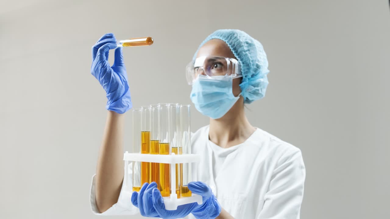 실험실 실험을 하는 과학자