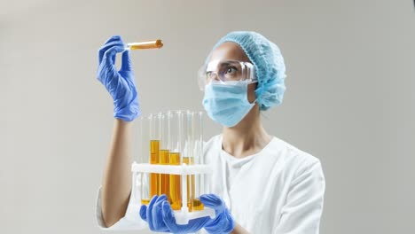 científico que lleva a cabo un experimento de laboratorio