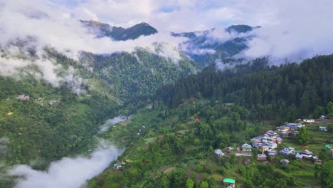 toma de drones de un valle nublado de sainj en himachal pradesh cerca de manali, kasol-5