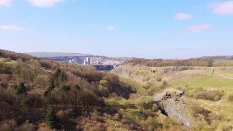 Antena,-Reserva-Natural-Del-Valle-De-Wye-Derbyshire-Con-Cantera-En-Segundo-Plano.