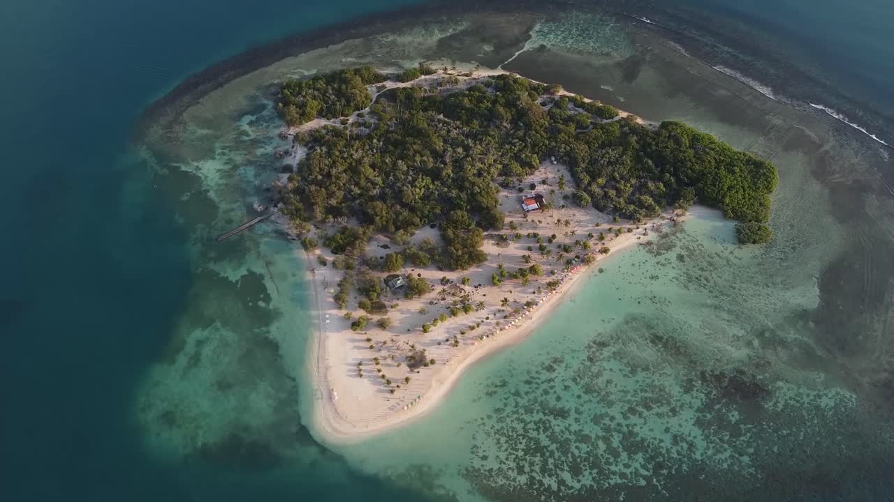 tiro de drone, orbitando la isla de cayo sal, parque nacional morrocoy, venezuela