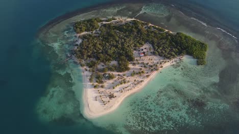 Tiro-De-Drone,-Orbitando-La-Isla-De-Cayo-Sal,-Parque-Nacional-Morrocoy,-Venezuela