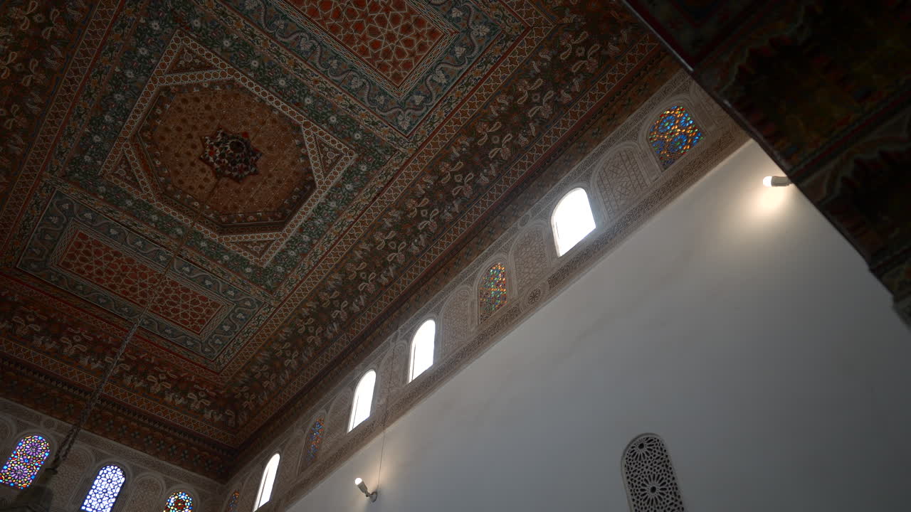 모로코 궁전 의 장식 된 천장 과 창문